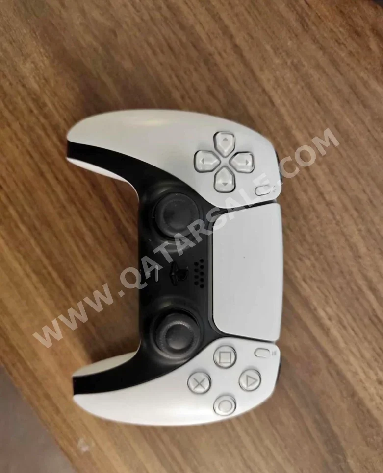 ملحقات اجهزة العاب الفيديو جهاز تحكم  - سوني  - بلاي ستيشن 5  - أبيض