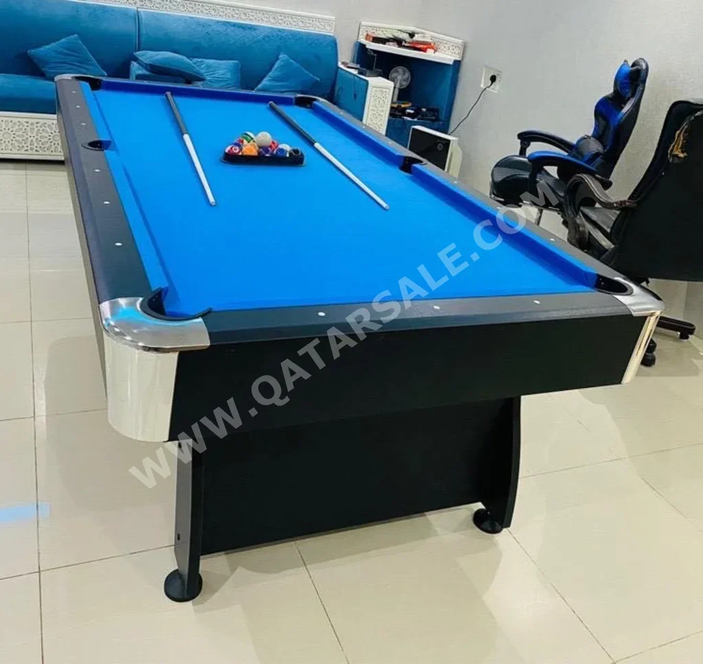 ازرق  طاولة بلياردو