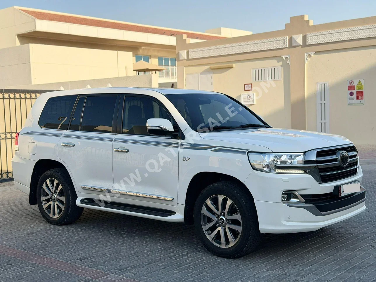 Toyota Land Cruiser VXR 2019 Automatic 227,000 Km 8 Cylinder Four Wheel Drive (4WD) SUV White