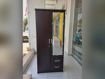 خزائن ودواليب الملابس والزينة - بنى