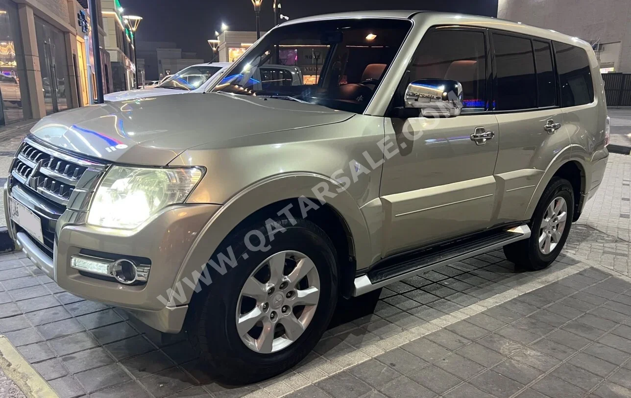 ميتسوبيشي باجيرو 3.5 2016 اوتوماتيك 158,321 كم 6 سلندر دفع رباعي اس يو في ذهبي