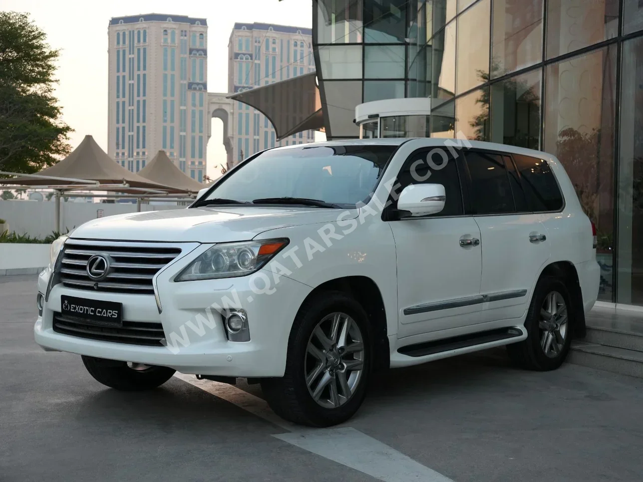 لكزس ال اكس 570 2014 اوتوماتيك 230,000 كم 8 سلندر دفع رباعي اس يو في أبيض