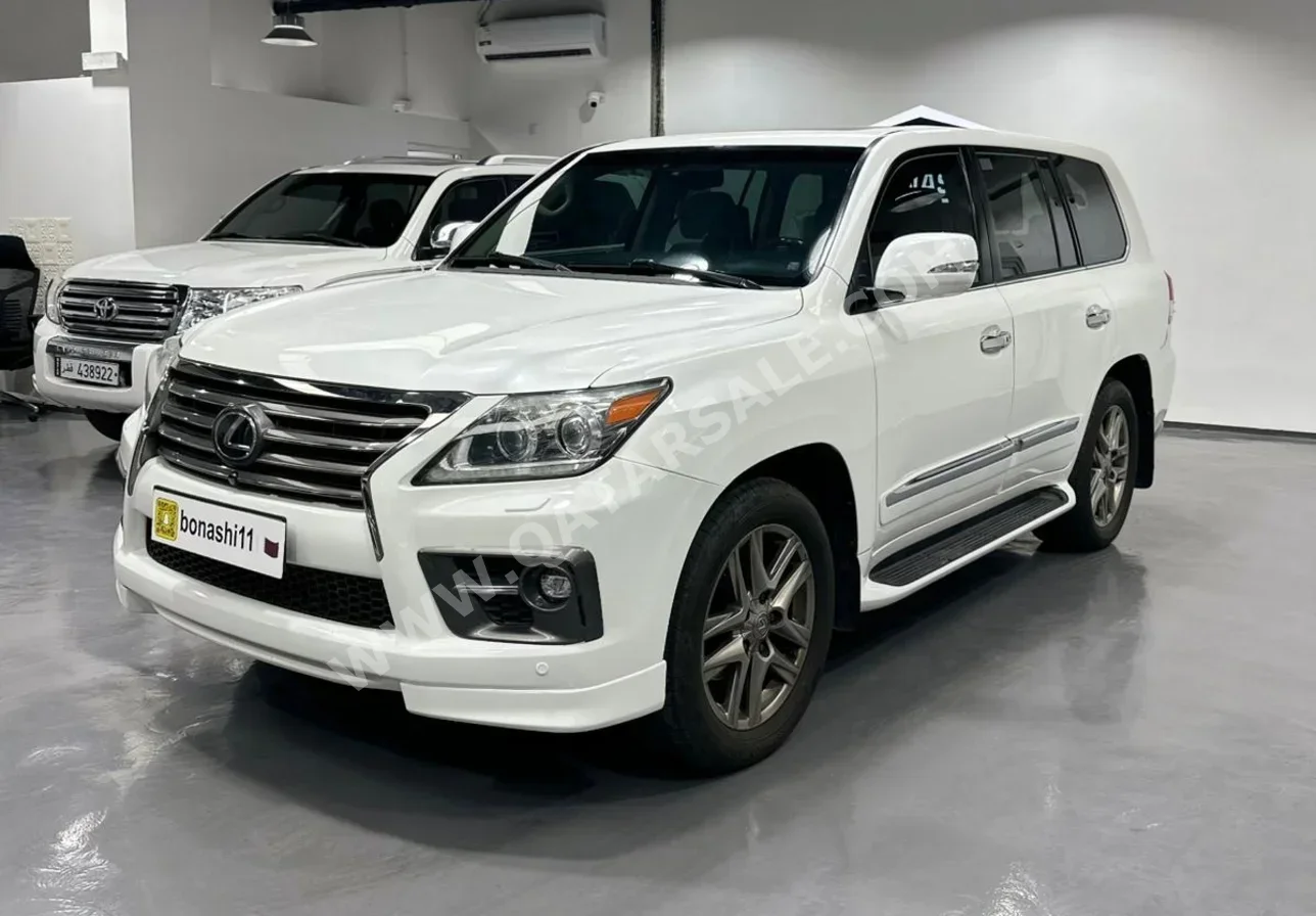 لكزس ال اكس 570 اس 2014 اوتوماتيك 292,000 كم 8 سلندر دفع رباعي اس يو في أبيض