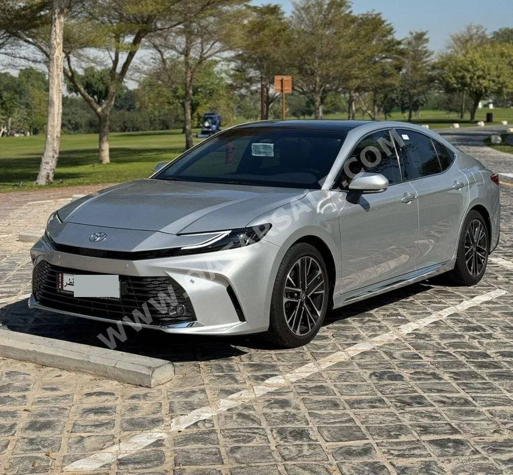 تويوتا كامري جي ال اي 2025 اوتوماتيك 18,000 كم 4 سلندر سحب امامي سيدان رمادي تحت الضمان