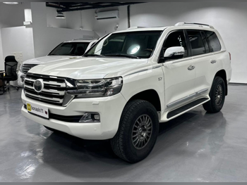 Toyota  Land Cruiser  VXR  2017  Automatic  182,000 Km  8 Cylinder  Four Wheel Drive (4WD)  SUV  White