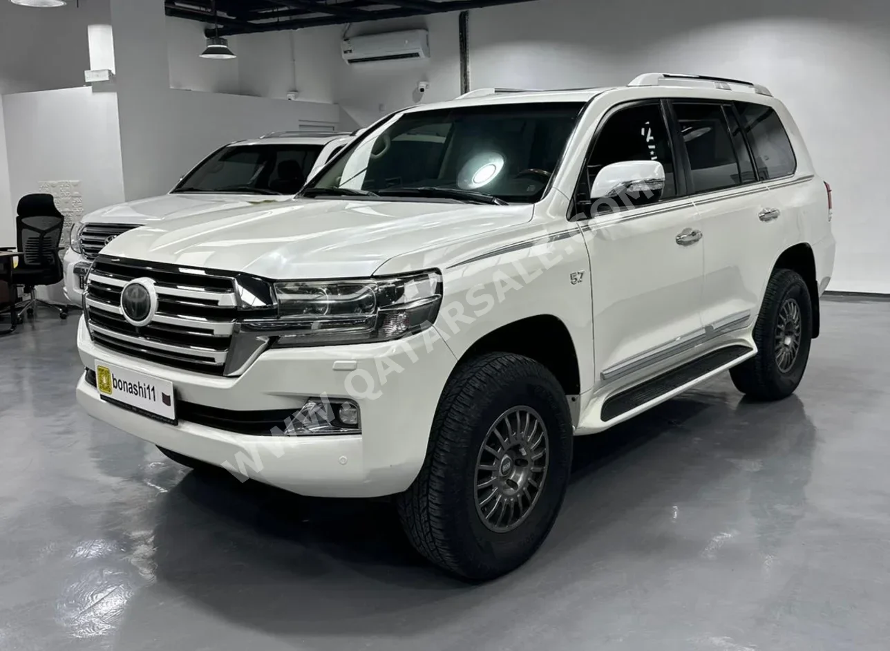 تويوتا لاند كروزر في اكس ار 2017 اوتوماتيك 182,000 كم 8 سلندر دفع رباعي اس يو في أبيض