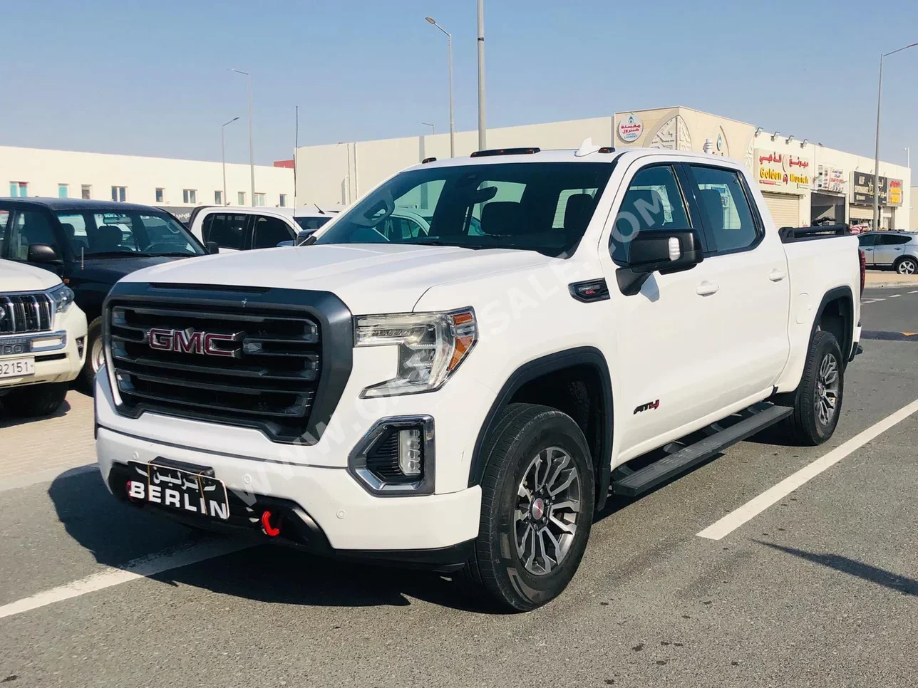 جي ام سي سييرا اي تي 4 2020 اوتوماتيك 279,000 كم 8 سلندر دفع رباعي بيكب أبيض