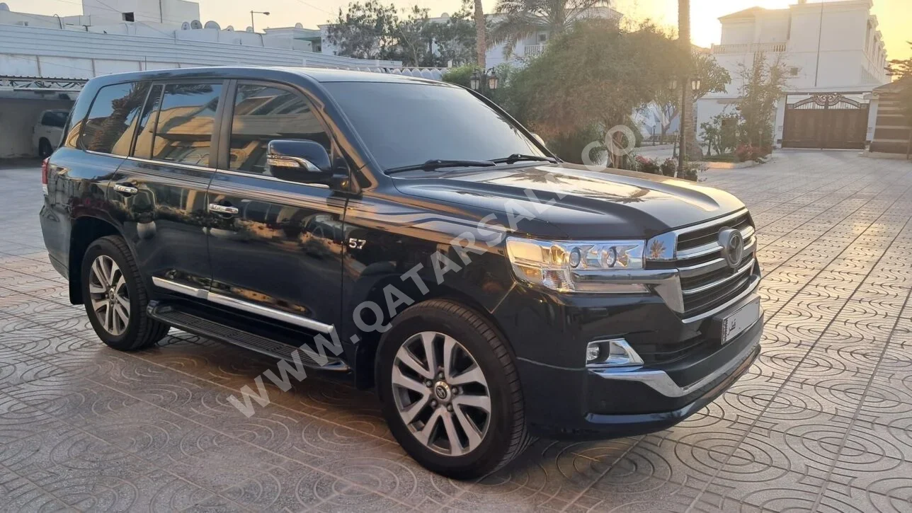 Toyota  Land Cruiser  VXR  2019  Automatic  107,000 Km  8 Cylinder  Four Wheel Drive (4WD)  SUV  Black