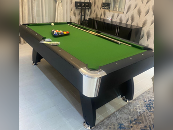 أخضر  طاولة بلياردو
