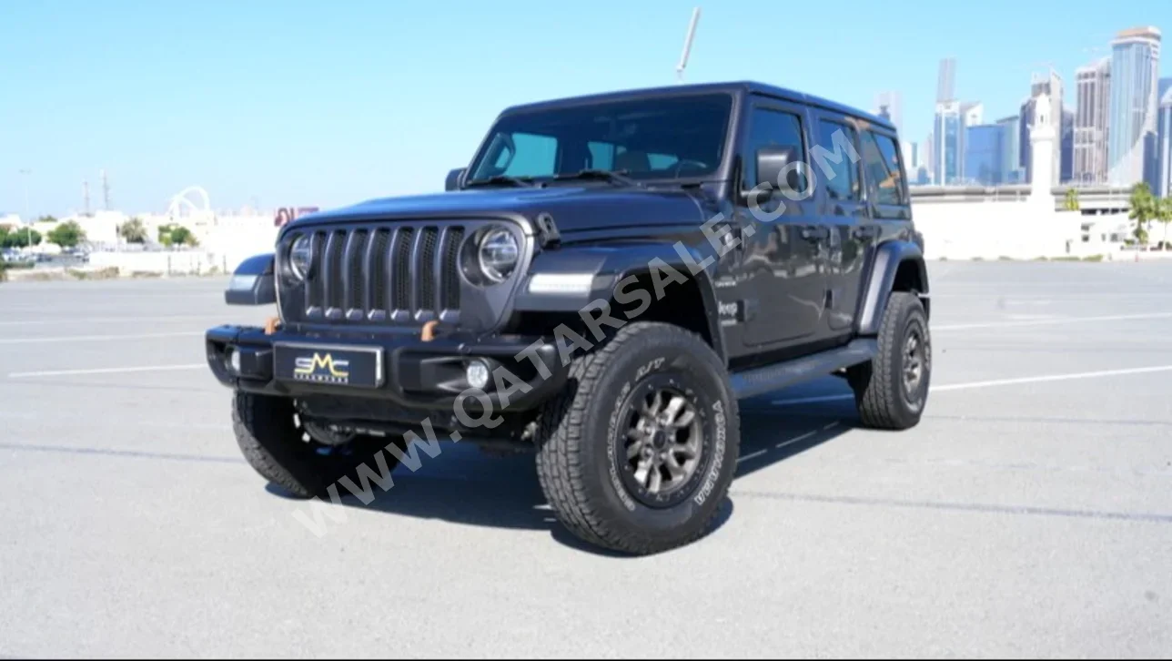 جييب رانجلار صحارى 2019 اوتوماتيك 59,000 كم 6 سلندر دفع رباعي اس يو في رمادي غامق تحت الضمان