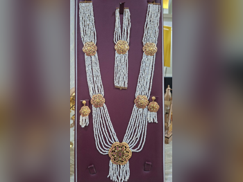 الذهب طقم  البحرين  نسائي  حسب القطعة ( ديزاينرز)  29 غرام  طبيعة  ذهب أصفر  عيار 21