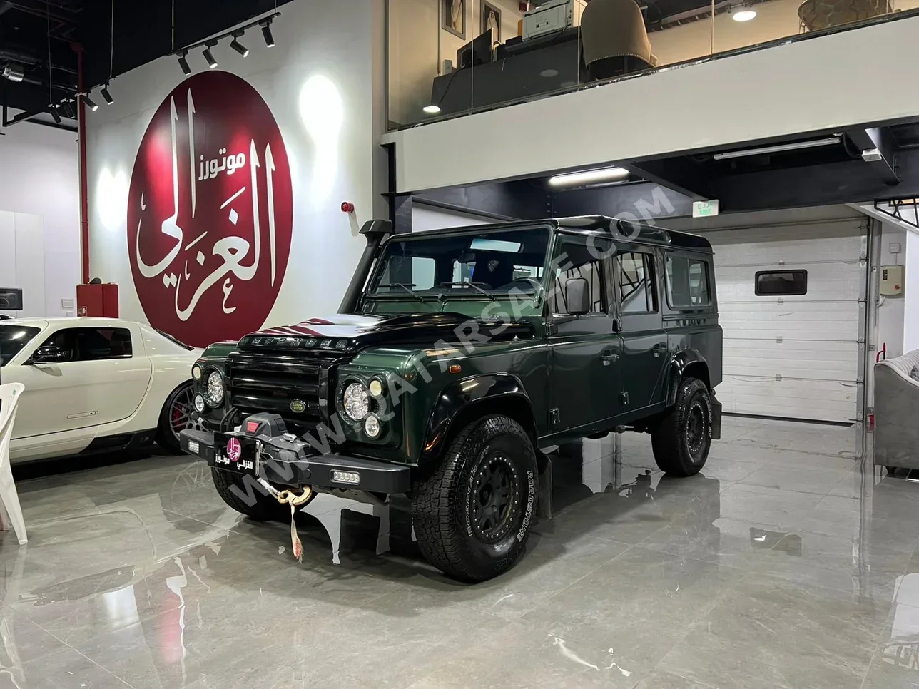 لاند روفر ديفيندر 2015 عادي 29,000 كم 4 سلندر دفع رباعي اس يو في أخضر