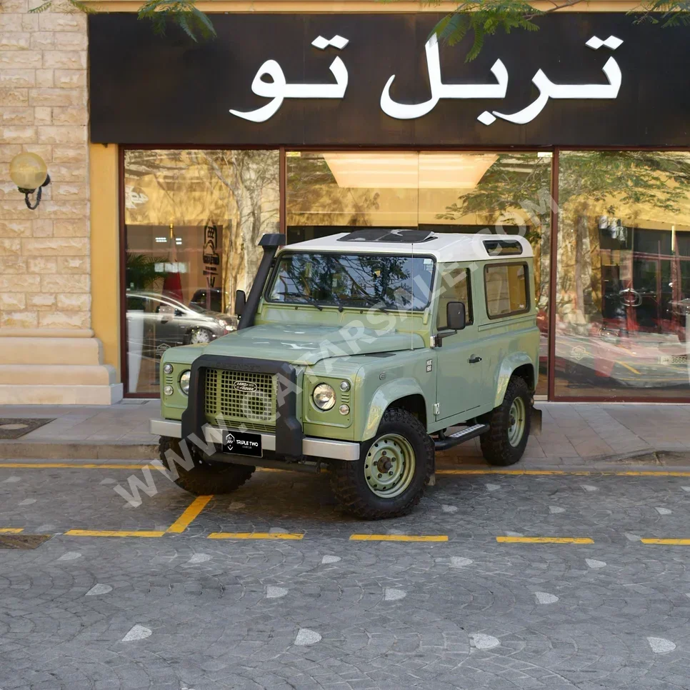 Land Rover Defender 2016 Manual 17,000 Km 6 Cylinder Four Wheel Drive (4WD) SUV Green