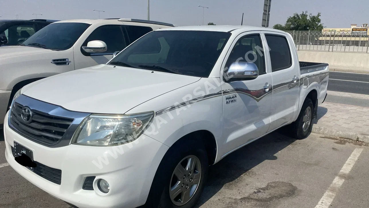 تويوتا هاي لوكس 2015 عادي 24,000 كم 4 سلندر دفع خلفي بيكب أبيض