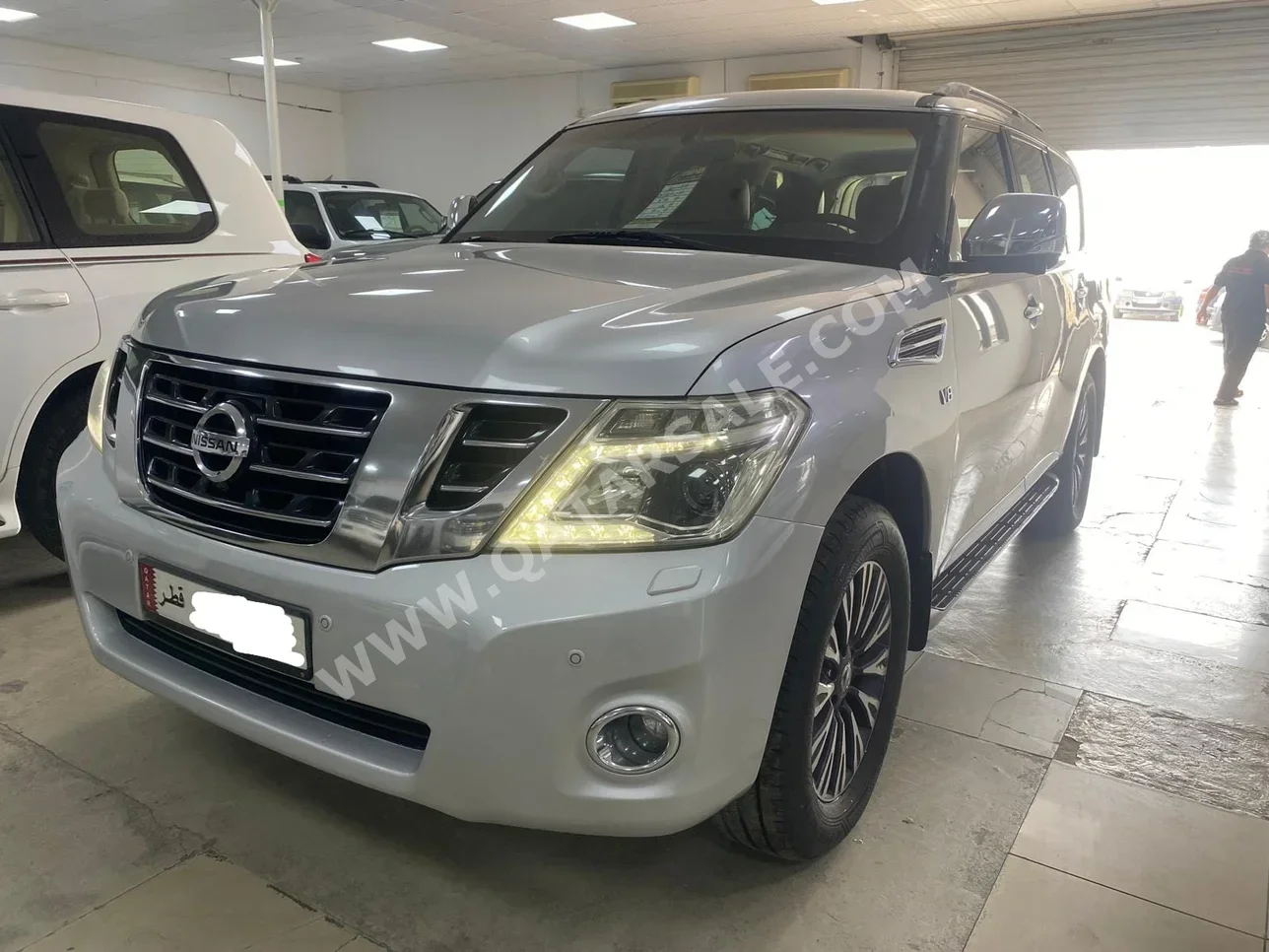 نيسان باترول بلاتنيوم 2015 اوتوماتيك 320,000 كم 8 سلندر دفع رباعي اس يو في فضي