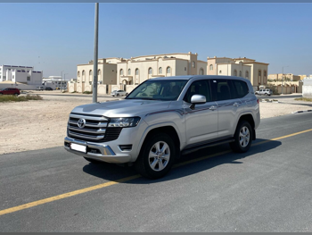 تويوتا  لاند كروزر  جي اكس ار  2022  اوتوماتيك  75,000 كم  6 سلندر  دفع رباعي  اس يو في  فضي