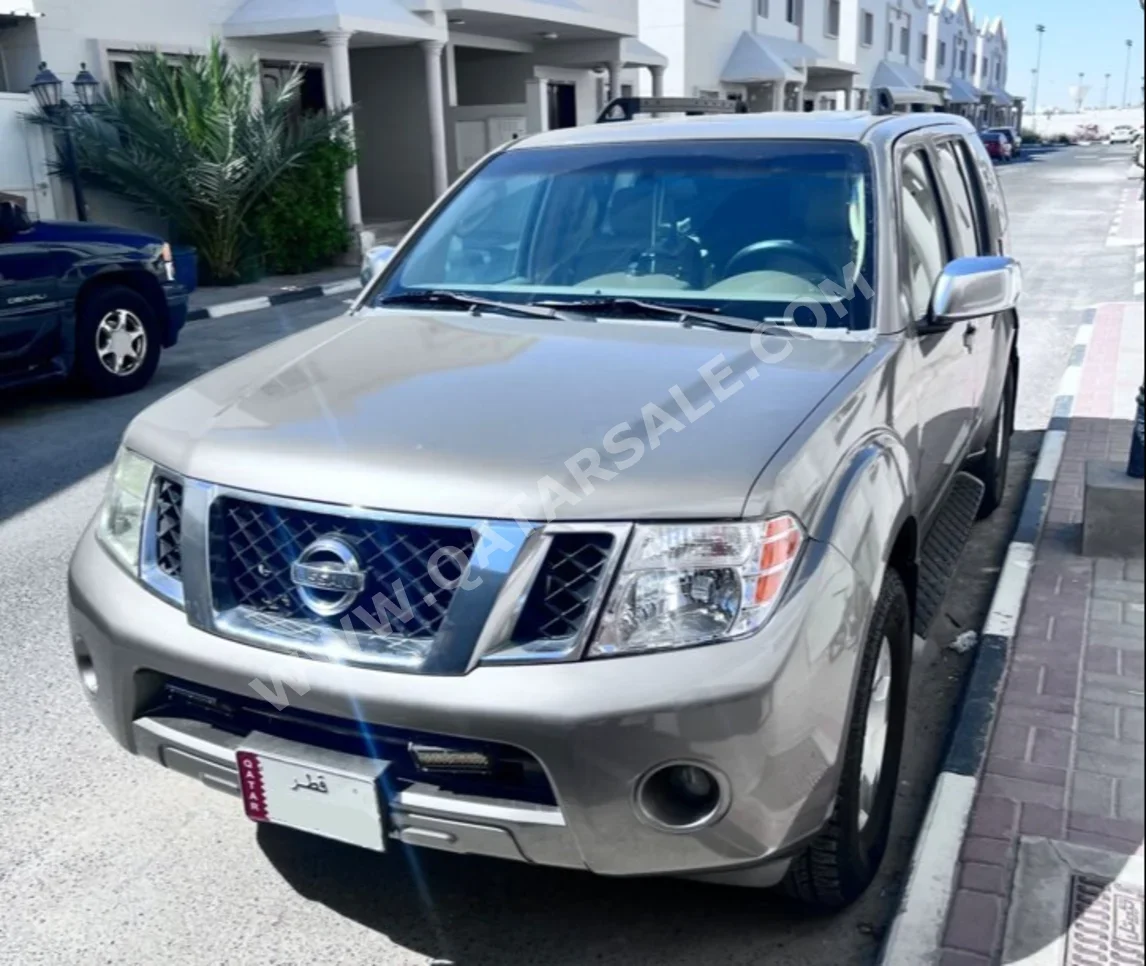 Nissan Pathfinder SE 2008 Automatic 200,000 Km 6 Cylinder Four Wheel Drive (4WD) SUV Gold