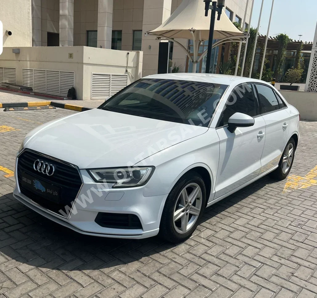 اودي  أي 3  2017  اوتوماتيك  123,000 كم  3 سلندر  سحب امامي  سيدان  أبيض