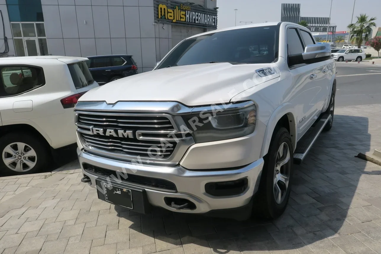 دودج رام 1500 لارامي 2021 اوتوماتيك 216,000 كم 8 سلندر دفع رباعي بيكب أبيض