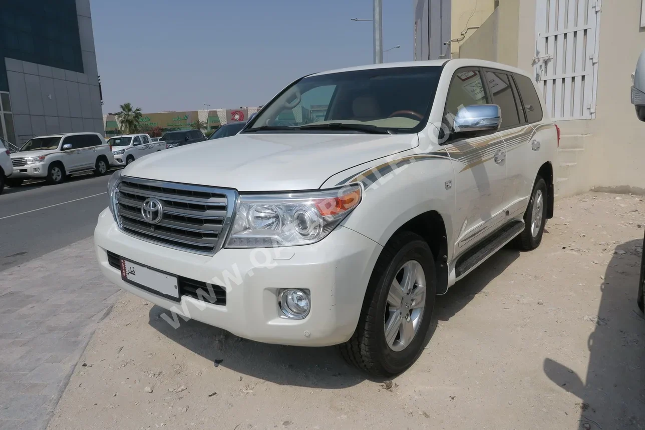 Toyota Land Cruiser VXR 2013 Automatic 303,000 Km 8 Cylinder Four Wheel Drive (4WD) SUV Pearl