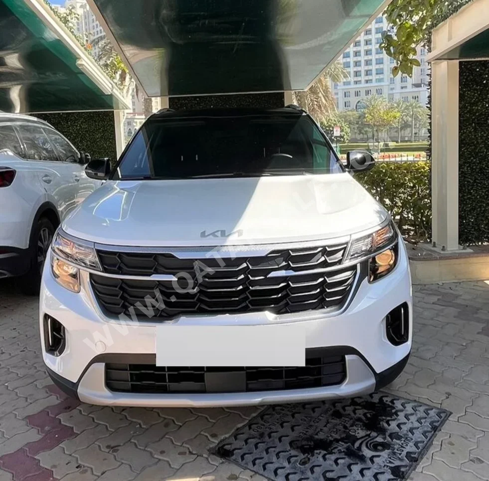 كيا سيلتوس 2024 اوتوماتيك 13,400 كم 4 سلندر دفع خلفي اس يو في أبيض و أسود تحت الضمان