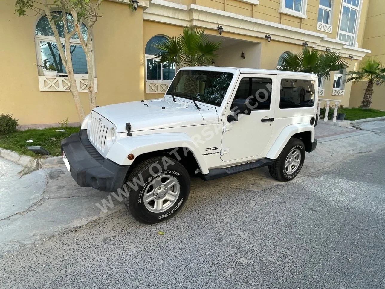 جييب رانجلار سبورت 2015 اوتوماتيك 112,000 كم 6 سلندر دفع رباعي اس يو في أبيض