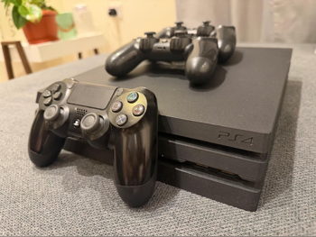 اجهزة العاب الفديو - سوني - بلاي ستيشن 4 برو - 1 تيرابايت -تشمل أجهز تحكم: 3