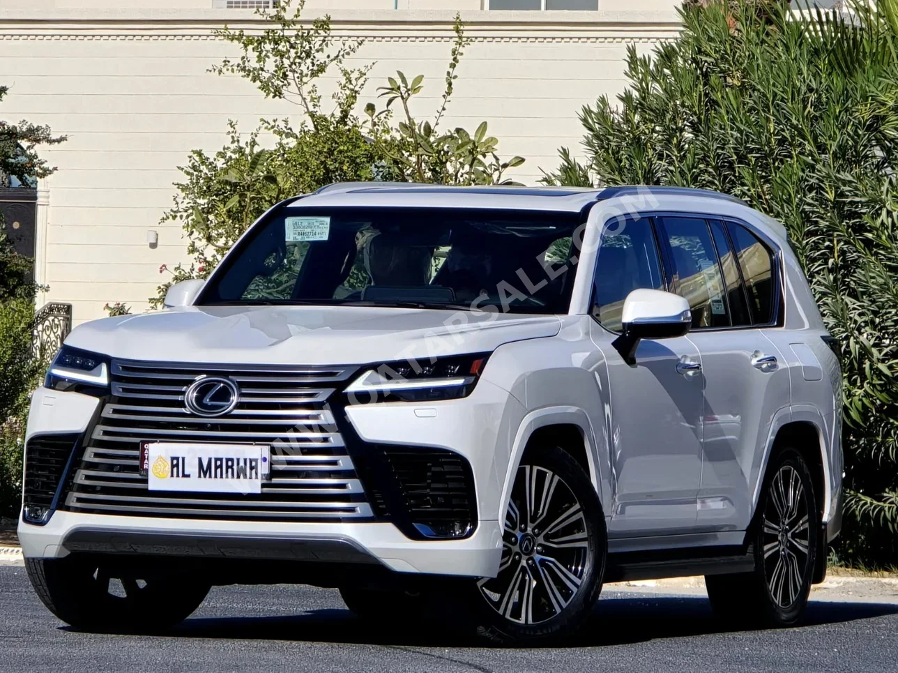 لكزس ال اكس 600 لكجري 2024 اوتوماتيك 19,000 كم 6 سلندر دفع رباعي اس يو في أبيض تحت الضمان