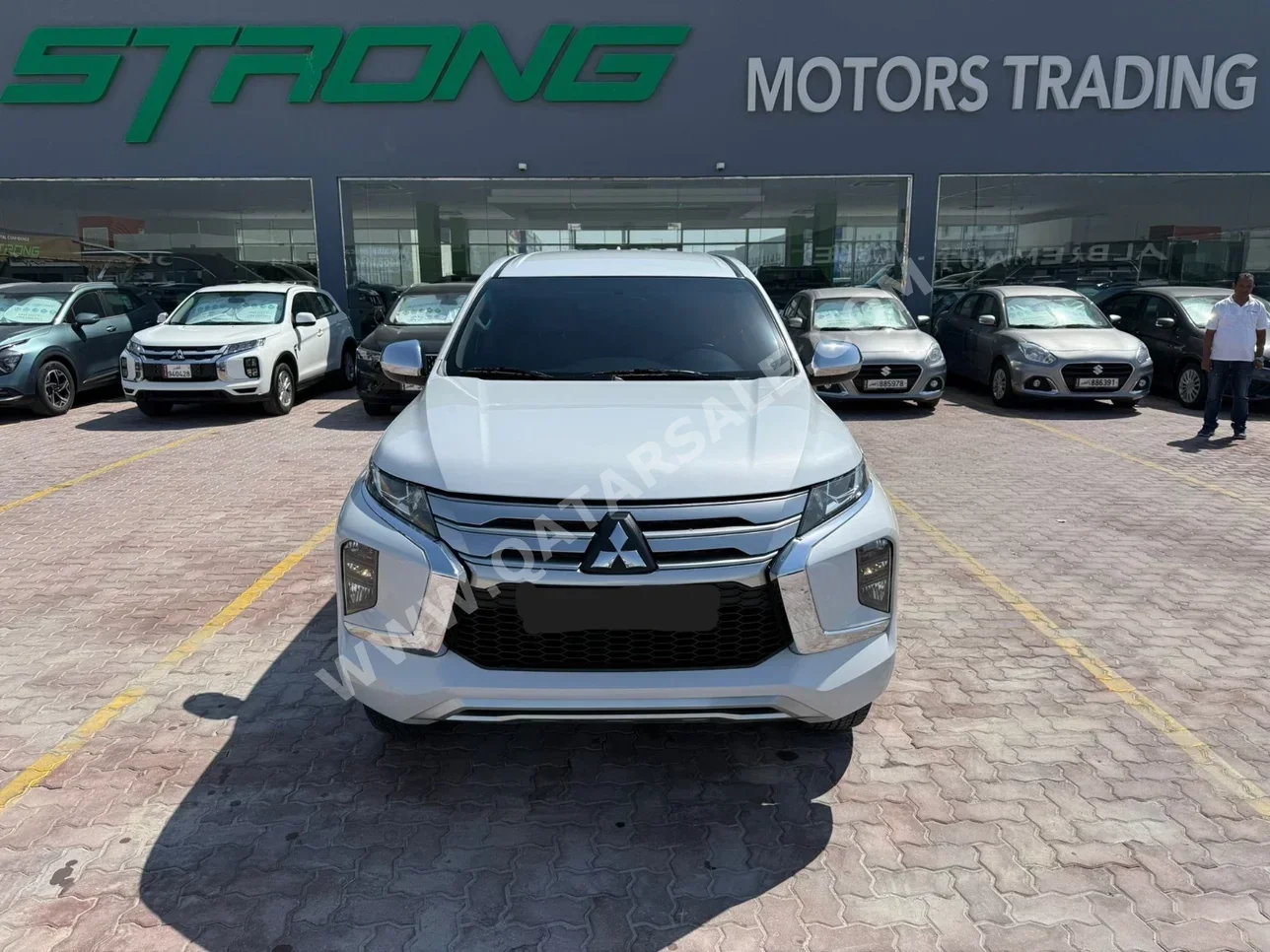 ميتسوبيشي باجيرو مونتيرو سبورت 2023 اوتوماتيك 87,000 كم 6 سلندر دفع رباعي اس يو في أبيض