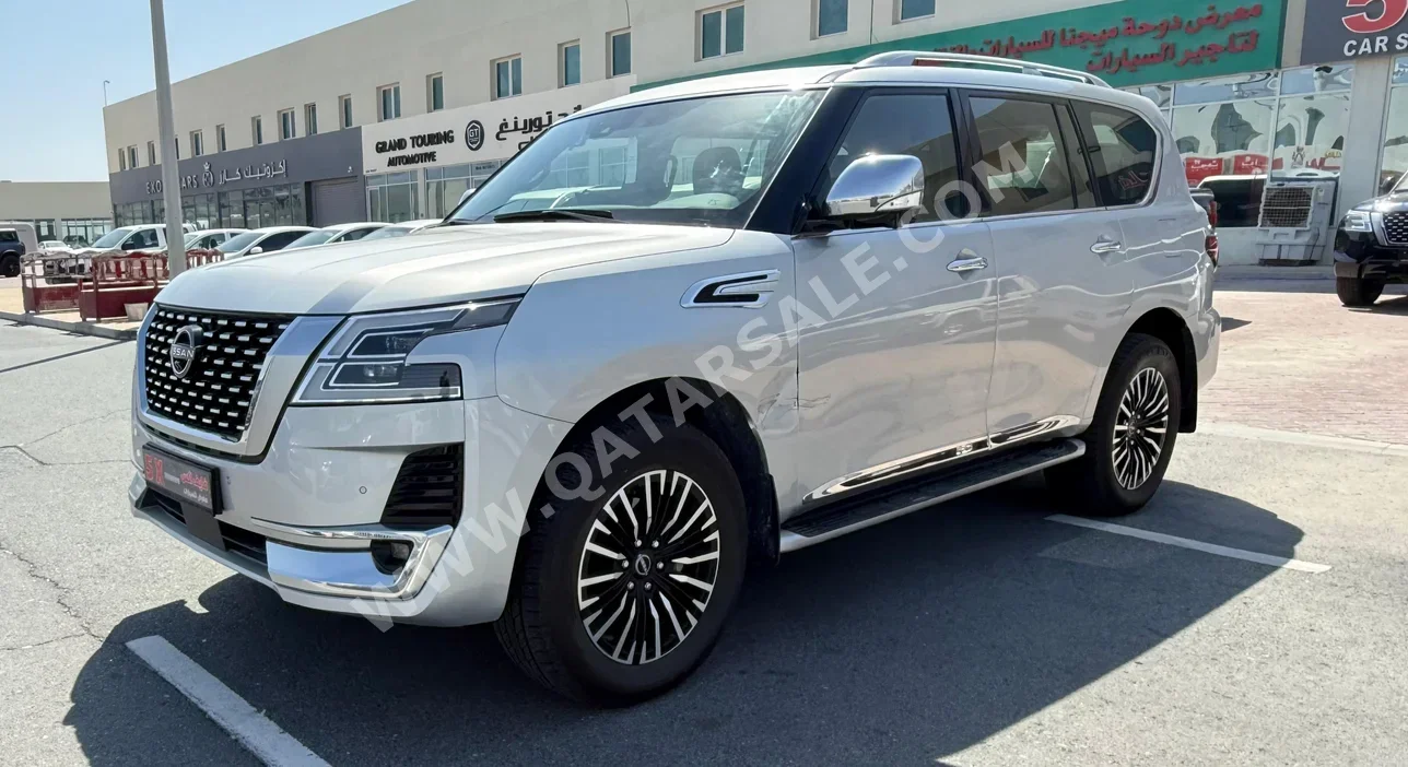 نيسان باترول بلاتنيوم 2024 اوتوماتيك 95,000 كم 8 سلندر دفع رباعي اس يو في فضي تحت الضمان