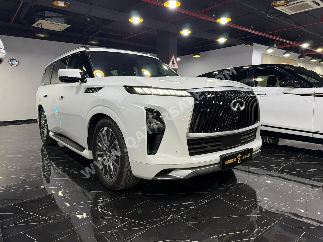 انفنيتي كيو اكس 80 2025 اوتوماتيك 17,000 كم 8 سلندر دفع رباعي اس يو في أبيض تحت الضمان