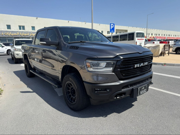 Dodge  Ram  Hemi Black edtion  2018  Automatic  264,000 Km  8 Cylinder  Four Wheel Drive (4WD)  Pick Up  Gray
