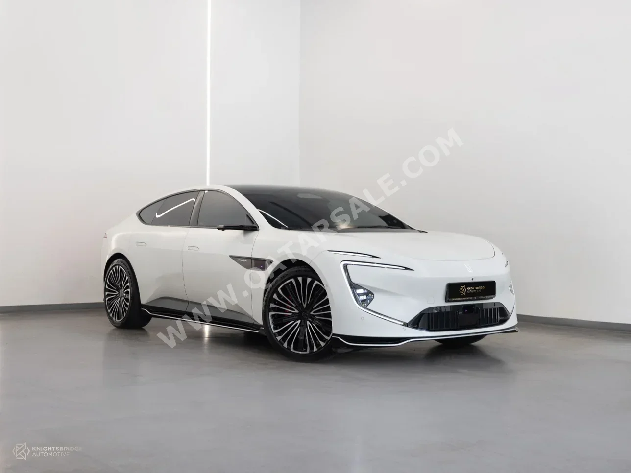 افاتر 12 جي تي 2024 اوتوماتيك 47,090 كم 0 سلندر دفع كلي مستمر سيدان أبيض