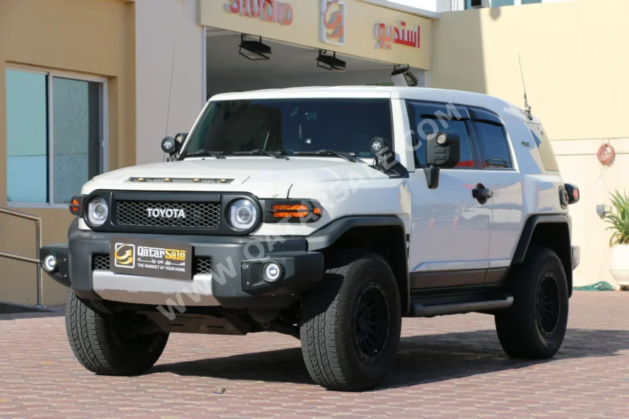 Toyota FJ Cruiser 2013 Automatic 197,000 Km 6 Cylinder Four Wheel Drive (4WD) SUV White