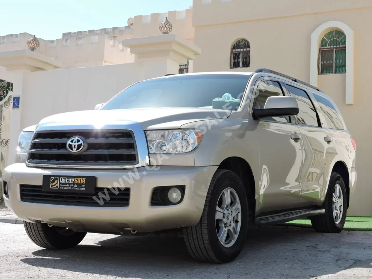 Toyota  Sequoia  2016  Automatic  289,000 Km  8 Cylinder  Four Wheel Drive (4WD)  SUV  Gold