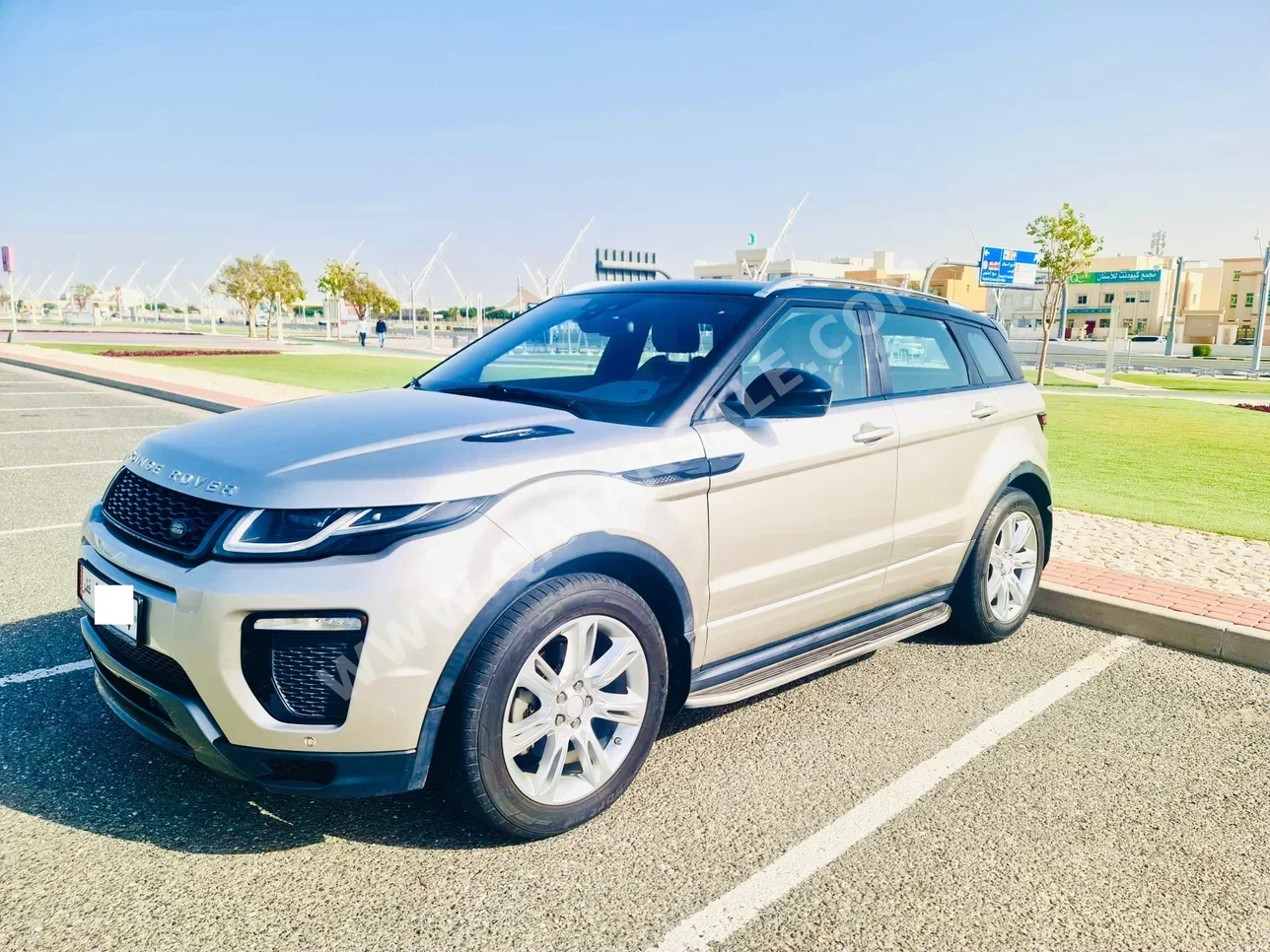 Land Rover  Evoque  Dynamic HSE  2017  Automatic  89,850 Km  4 Cylinder  All Wheel Drive (AWD)  SUV  Light Gold