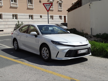 تويوتا  كامري  2025  اوتوماتيك  0 كم  4 سلندر  سحب امامي  سيدان  أبيض  تحت الضمان