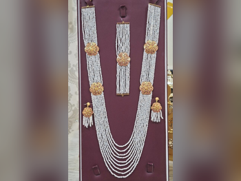 الذهب طقم  البحرين  نسائي  حسب القطعة ( ديزاينرز)  26 غرام  طبيعة  ذهب أصفر  عيار 21