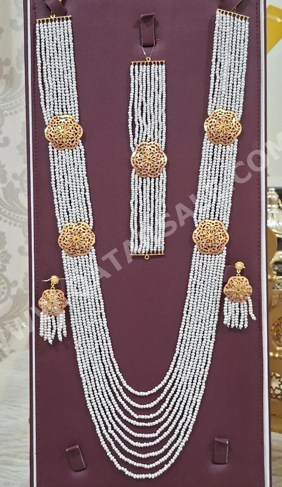 الذهب طقم  البحرين  نسائي  حسب القطعة ( ديزاينرز)  26 غرام  طبيعة  ذهب أصفر  عيار 21