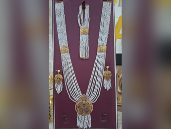 الذهب طقم  البحرين  نسائي  حسب القطعة ( ديزاينرز)  27.8 غرام  طبيعة  ذهب أصفر  عيار 21