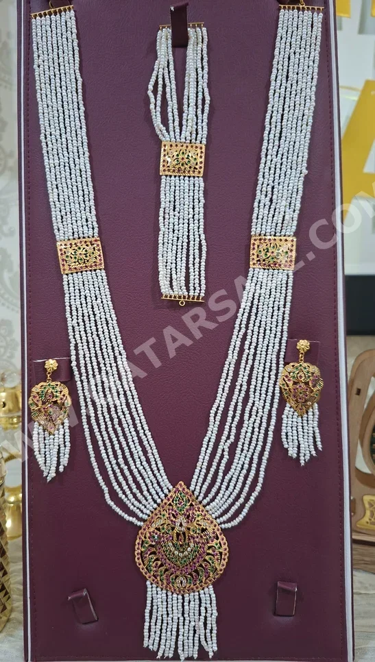 الذهب طقم البحرين نسائي حسب القطعة ( ديزاينرز) 27.8 غرام طبيعة ذهب أصفر عيار 21