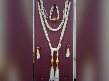 الذهب طقم  البحرين  نسائي  حسب القطعة ( ديزاينرز)  20.8 غرام  طبيعة  ذهب أصفر  عيار 21