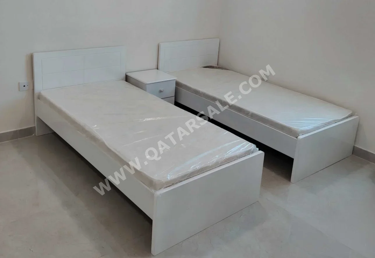 الأسّرة - لايف ستايل  - فردي  - أبيض  - متضمنة المرتبة  - مع طاولة سرير جانبية