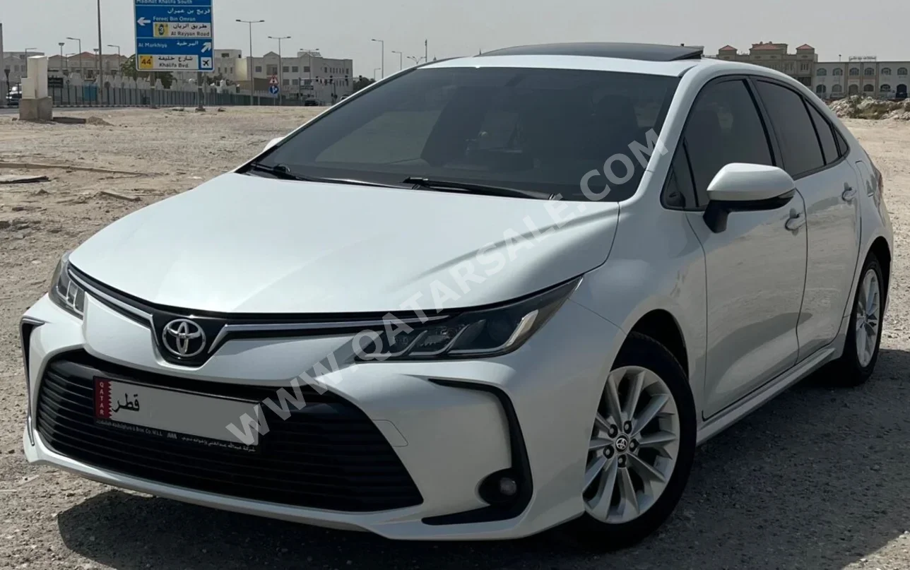 تويوتا كورولا اكس ال اي 2022 اوتوماتيك 38,500 كم 4 سلندر سحب امامي سيدان أبيض لؤلؤي