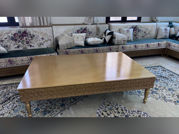 الطاولات والخزائن الجانبية - مرمر وذهبي