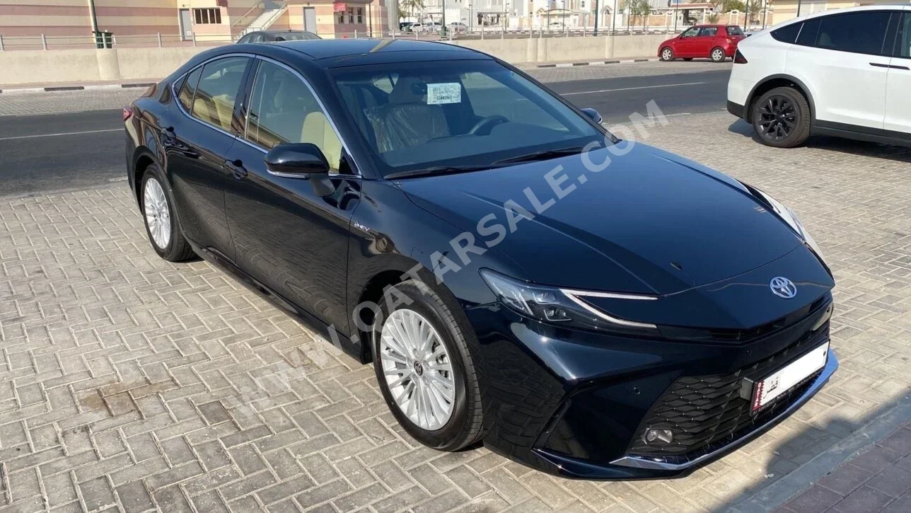 تويوتا كامري أل اي 2025 اوتوماتيك 27,350 كم 4 سلندر سحب امامي سيدان أسود تحت الضمان