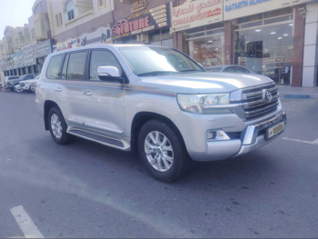 Toyota  Land Cruiser  GXR  2016  Automatic  193,000 Km  8 Cylinder  Four Wheel Drive (4WD)  SUV  Silver