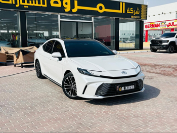 تويوتا  كامري  جي ال اي  2025  اوتوماتيك  7,000 كم  4 سلندر  سحب امامي  سيدان  أبيض  تحت الضمان