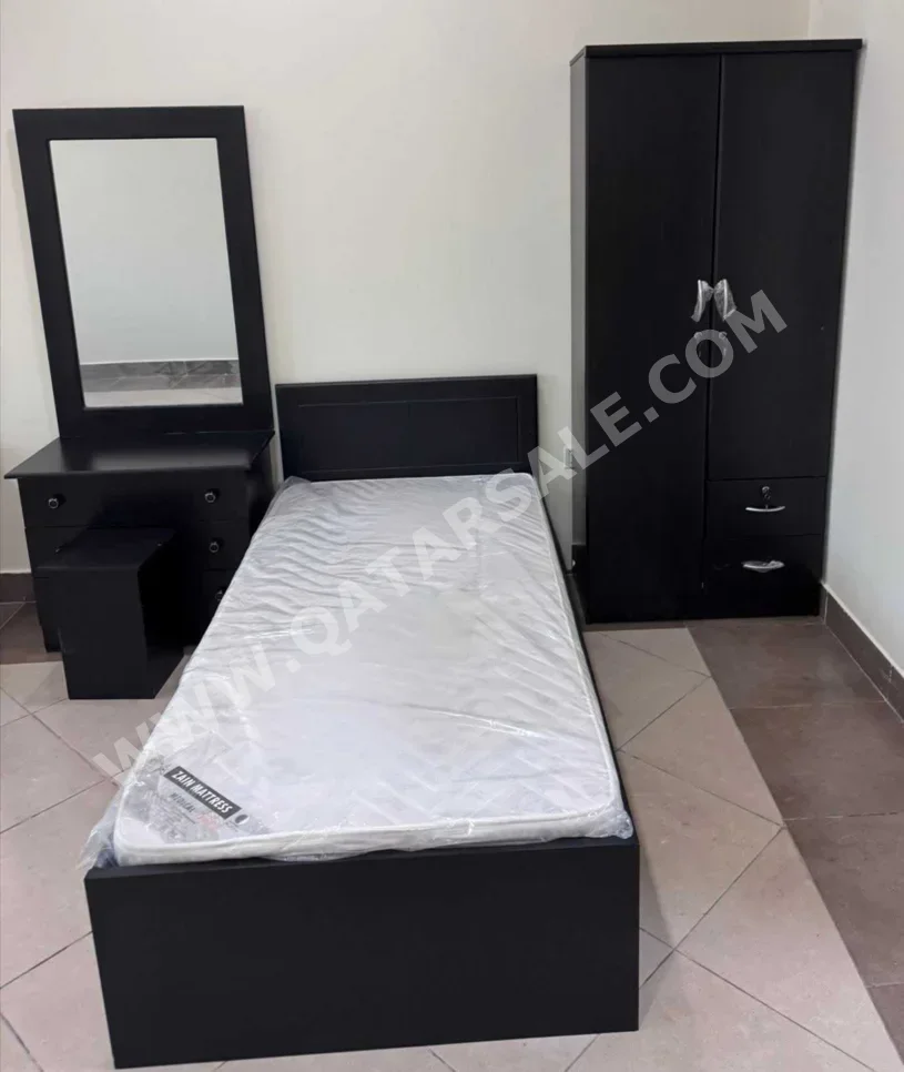 أطقم غرف نوم - لايف ستايل  - طقم مكون من 3 قطع  - بنى