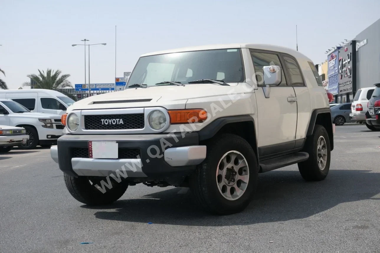 Toyota FJ Cruiser 2013 Automatic 198,000 Km 6 Cylinder Four Wheel Drive (4WD) SUV White